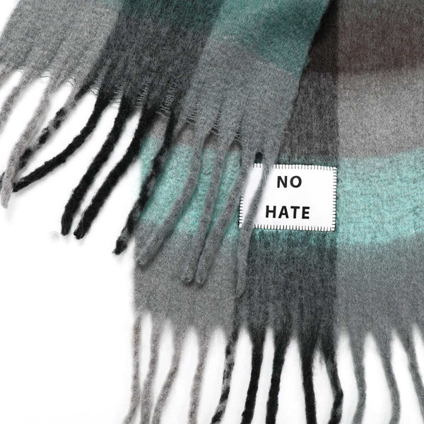 Verb to do Maxi geruite sjaal met quote - NO HATE