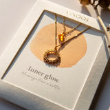 Vinoos COLOURS OF WINE Dubbele ketting met zon en amber glaskraal, Inner glow