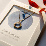 Vinoos COLOURS OF WINE Dubbele ketting met zon en blauwe glaskraal, Your moment