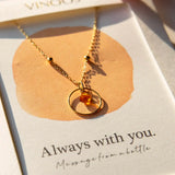Vinoos COLOURS OF WINE Ketting met cirkel en amber glaskraal, Always with you