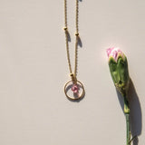 Vinoos COLOURS OF WINE Ketting met cirkel en fuchsia glaskraal, Cherish you