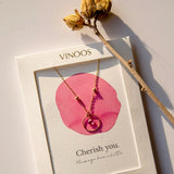 Vinoos COLOURS OF WINE Ketting met cirkel en fuchsia glaskraal, Cherish you
