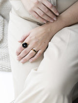 Ellen Beekmans Ring met grote steen van onyx