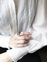 Ellen Beekmans Ring met grote steen van parelmoer