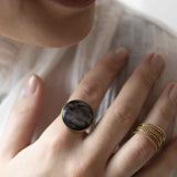 Ellen Beekmans Ring met grote steen van parelmoer