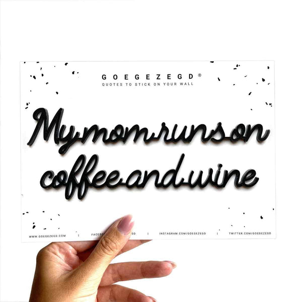 Goegezegd Zelfklevende quote, My mom runs on coffee and wine